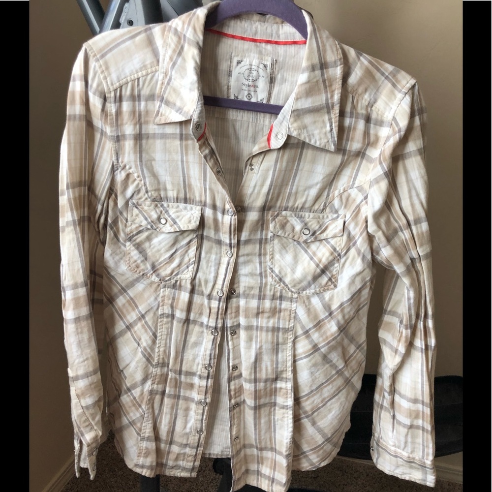 Snap front long sleeve shirt.